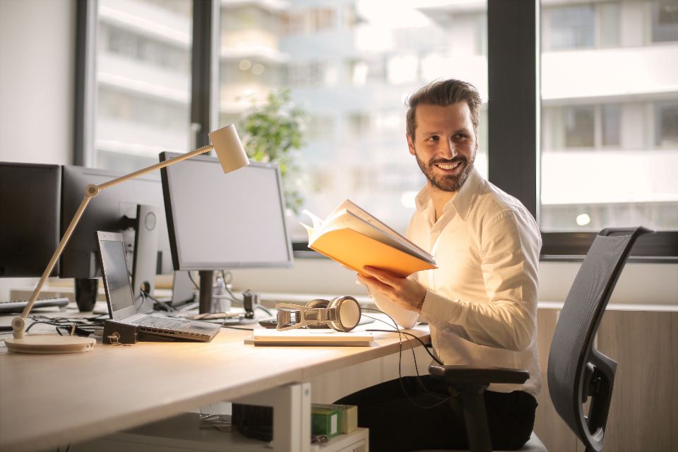 Lächelnder Angestellter am Arbeitsplatz