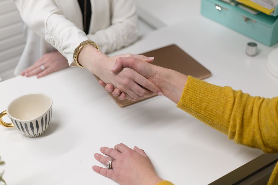 Handschlag nach einem Beratungsgespräch