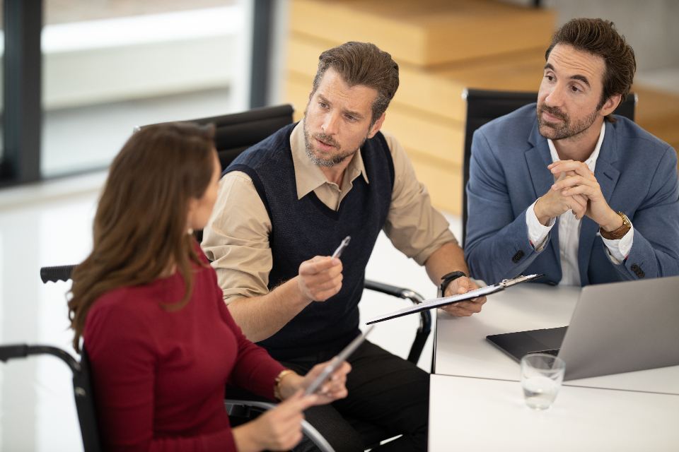 Persönliches Beratungsgespräch am Schreibtisch