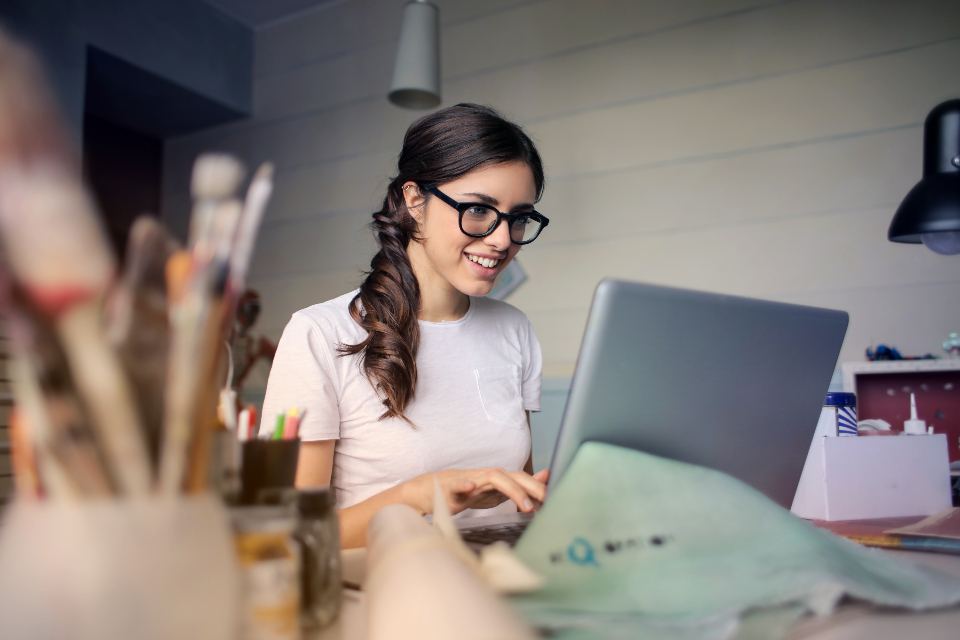 Junge Frau arbeitet am Laptop